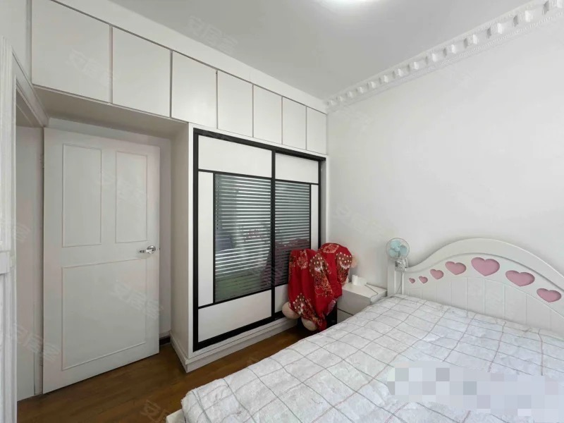 诚心出售，复州花园小区，实验二小旁，南北通透、精装大三房，交通便利