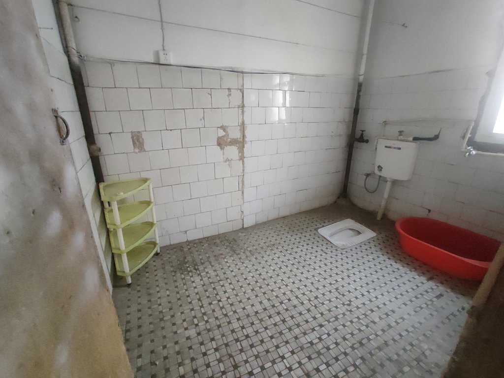 交通路老企管局宿舍.小区有出场好停车.三房房间蛮大.看房方便