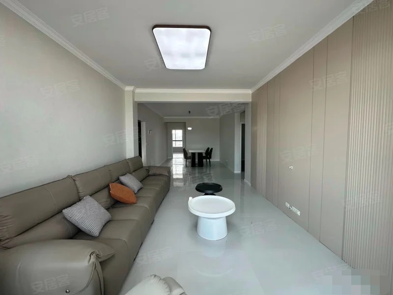 降价了，急售，电梯小高层，单价3058，好楼层，精装三房，拎包入住