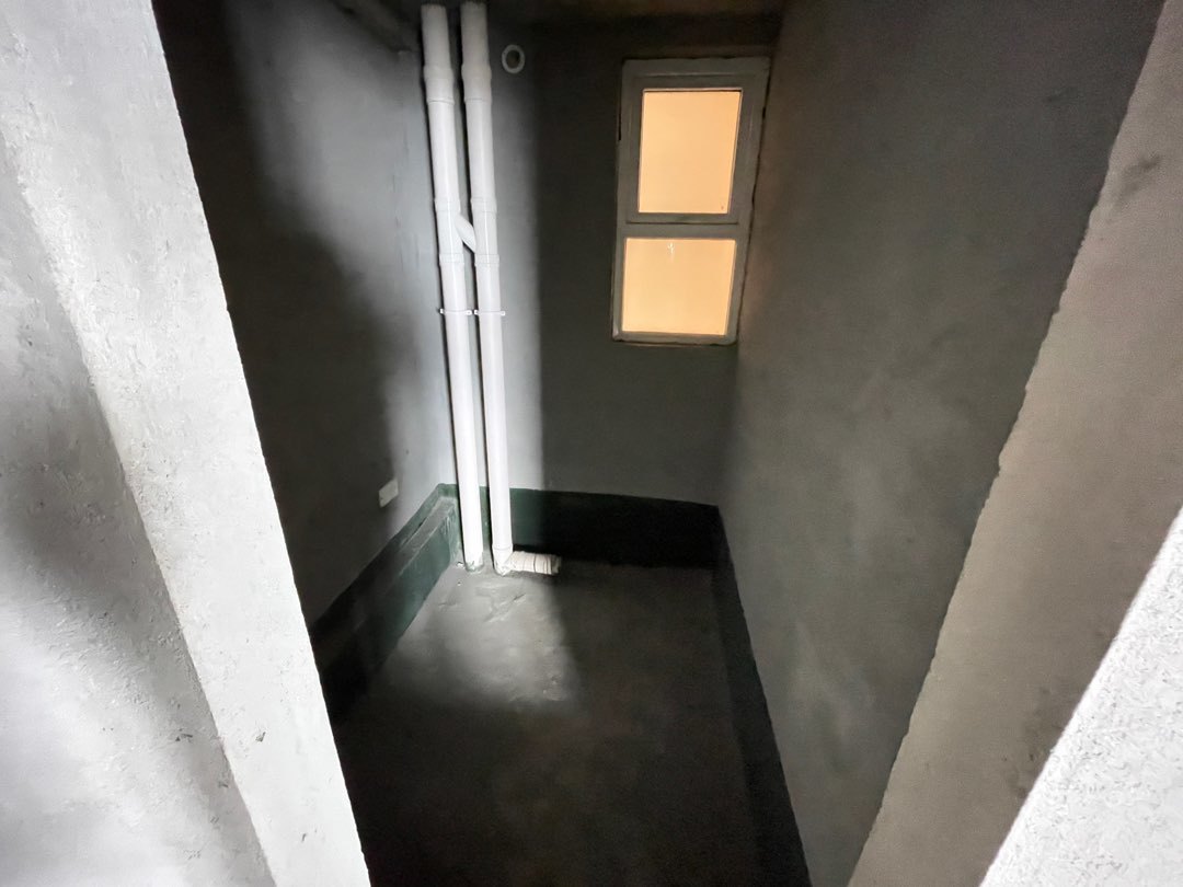 城西，满庭春，中间楼层，毛坯三房，满二，一口价33.8万