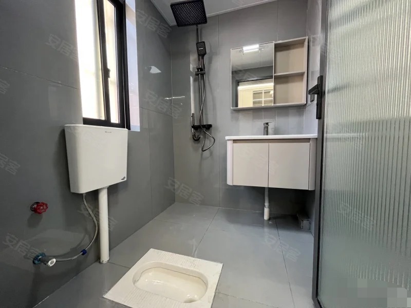 340，业主急售，三中附近，二楼，带大露台全新装修三房两厅，南北通透，拎包入住，