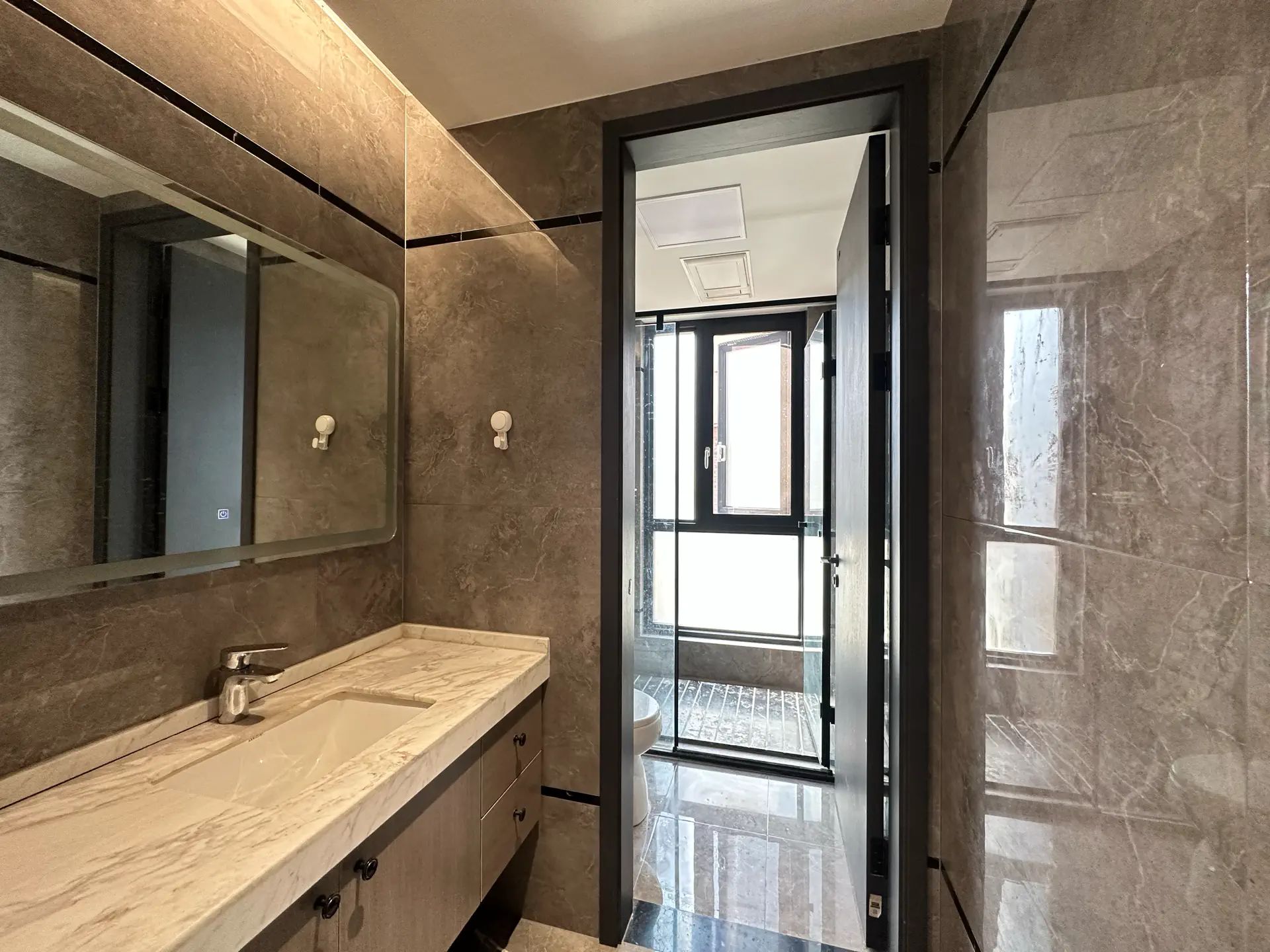 亏本出，绿地，‬别墅，边‮带户‬大院子，成色新，拎包入住