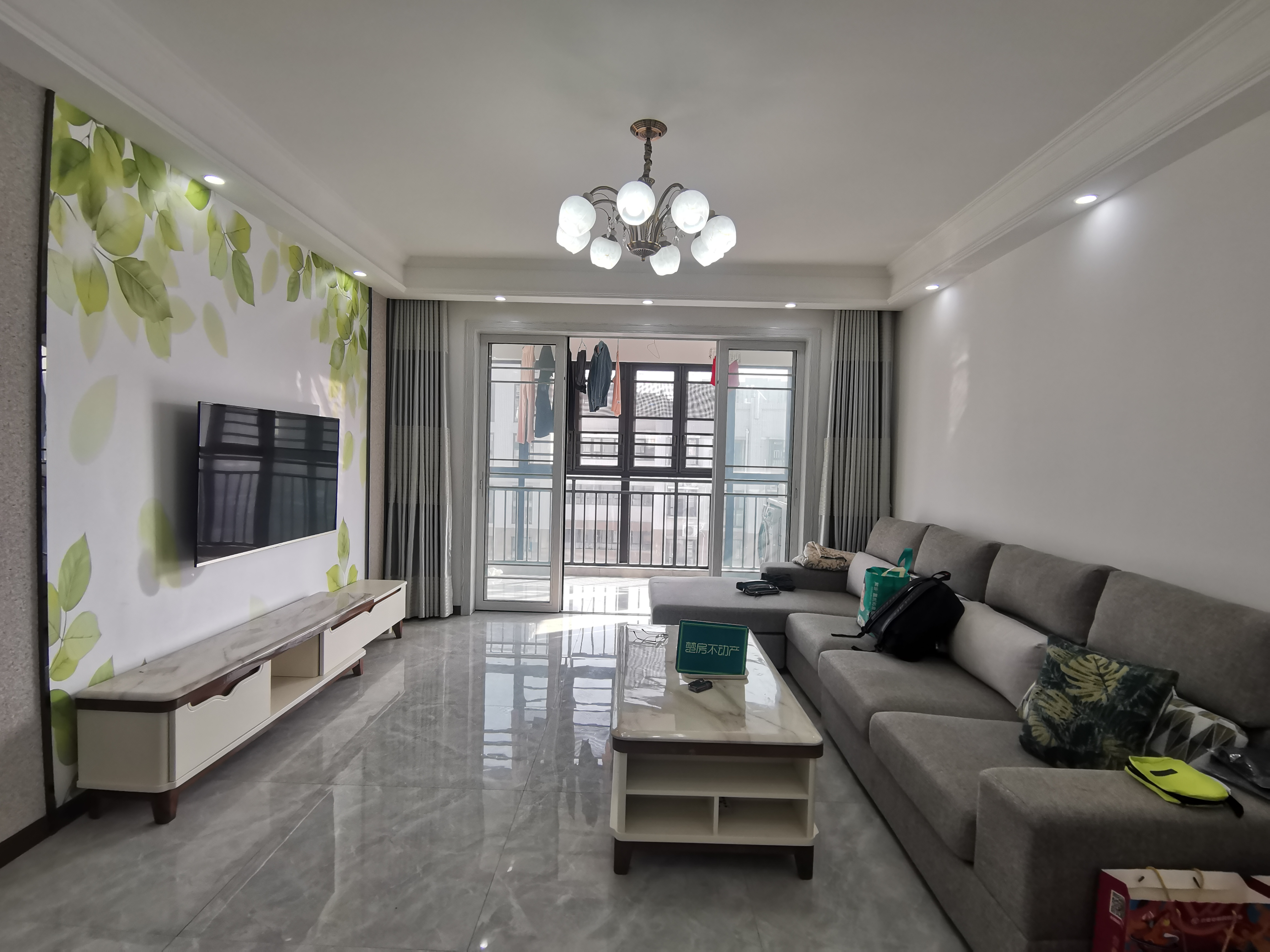 沔阳公馆精装三房两卫，视野采光好，全新装修拎包入住！