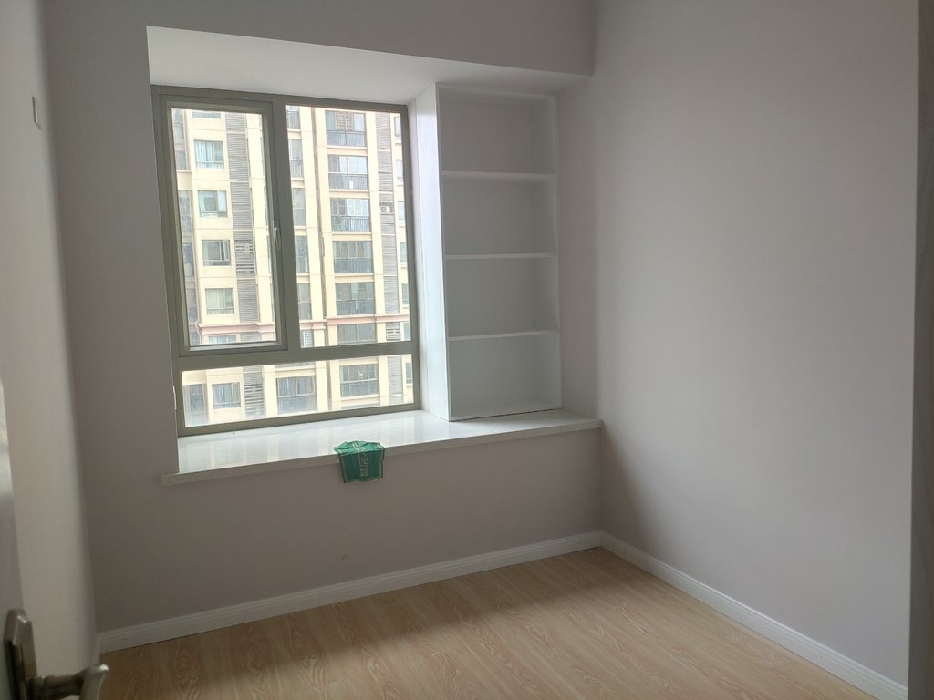 急售南国明珠精装修四室总价才83万满二看房方便