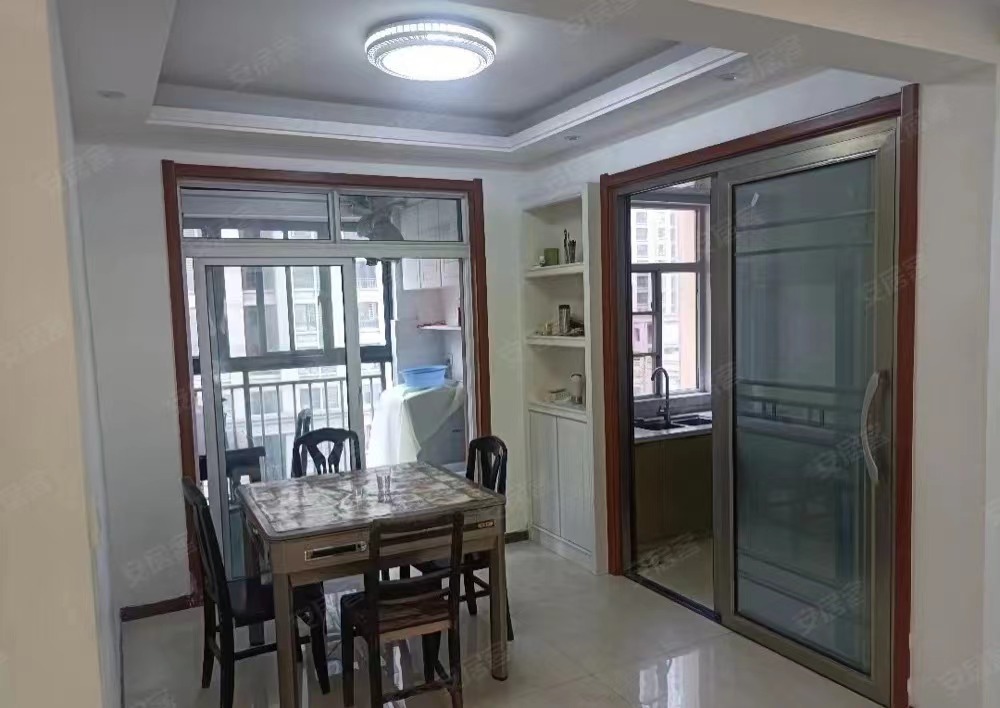 74，房东急售，降价10万，元泰未来城边户双阳台，捡漏价钱，精装三房