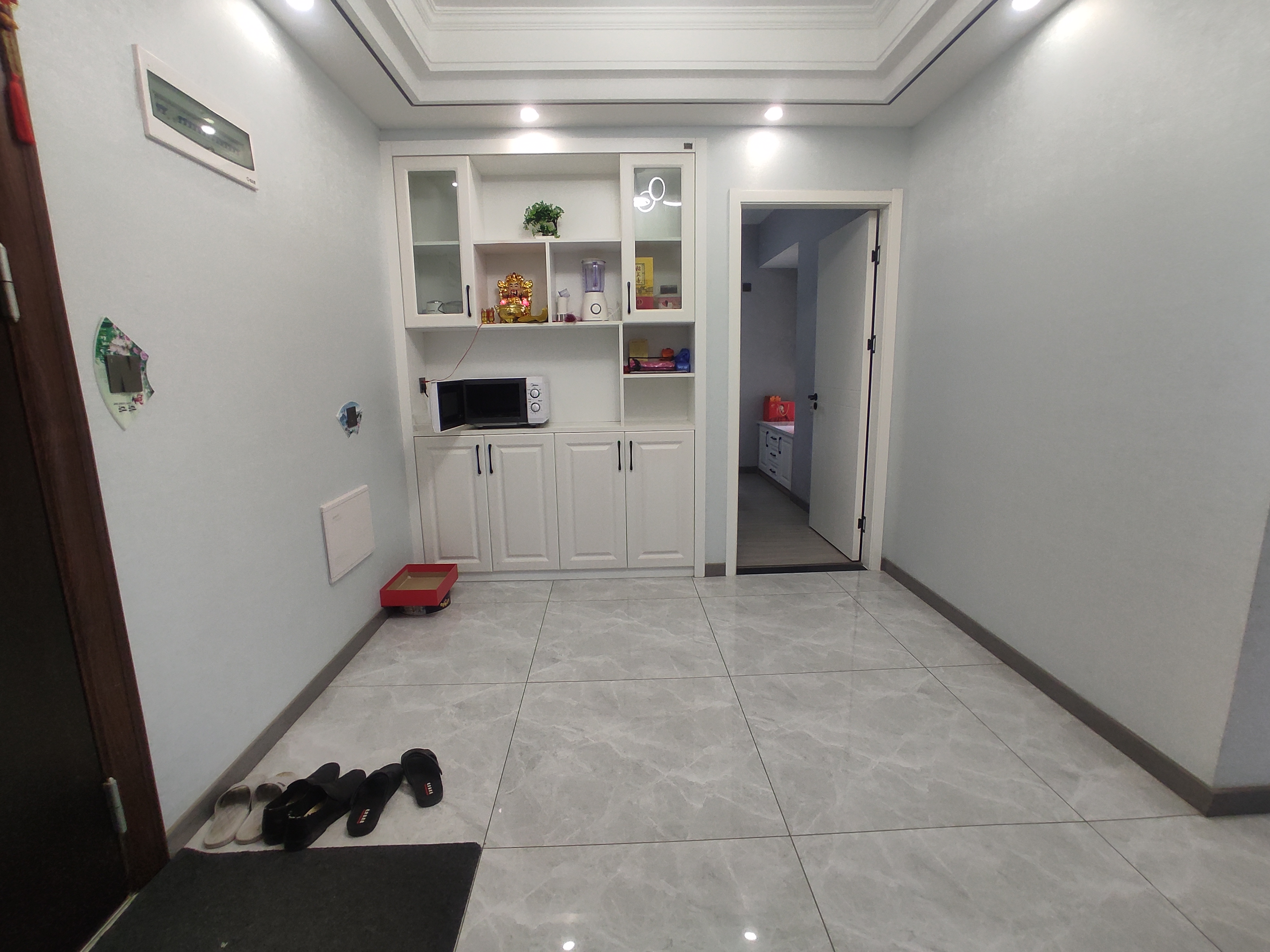 蓝天新城.精装三房两卫.房子成色新.小区环境好.证件满二.看房方便