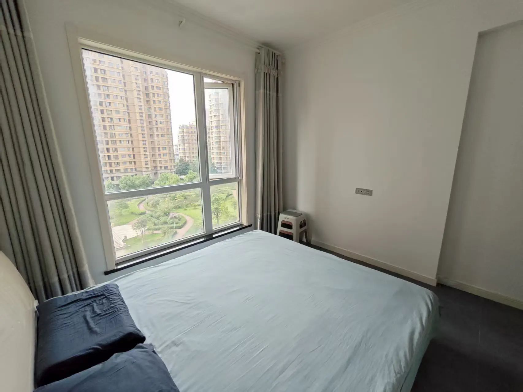 城东流潭公园旁，公园世家精装三房，同小区性价比高，证件满五税费低，诚心出售