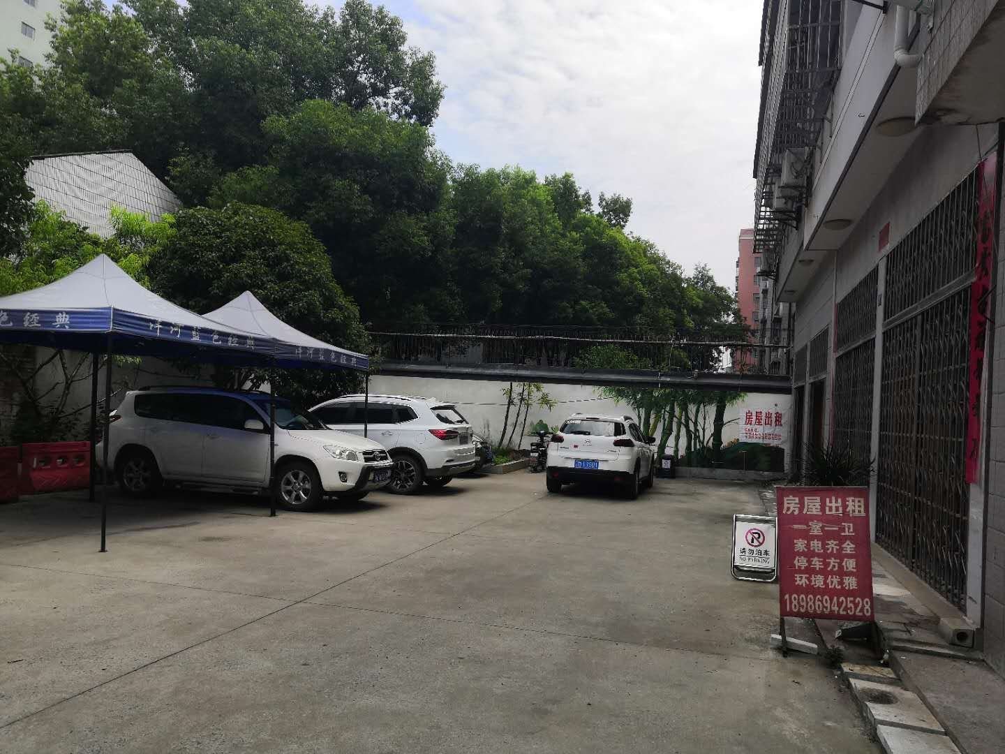 烟草路一巷私房出售面积386平有出场有车位18间房可用于出租