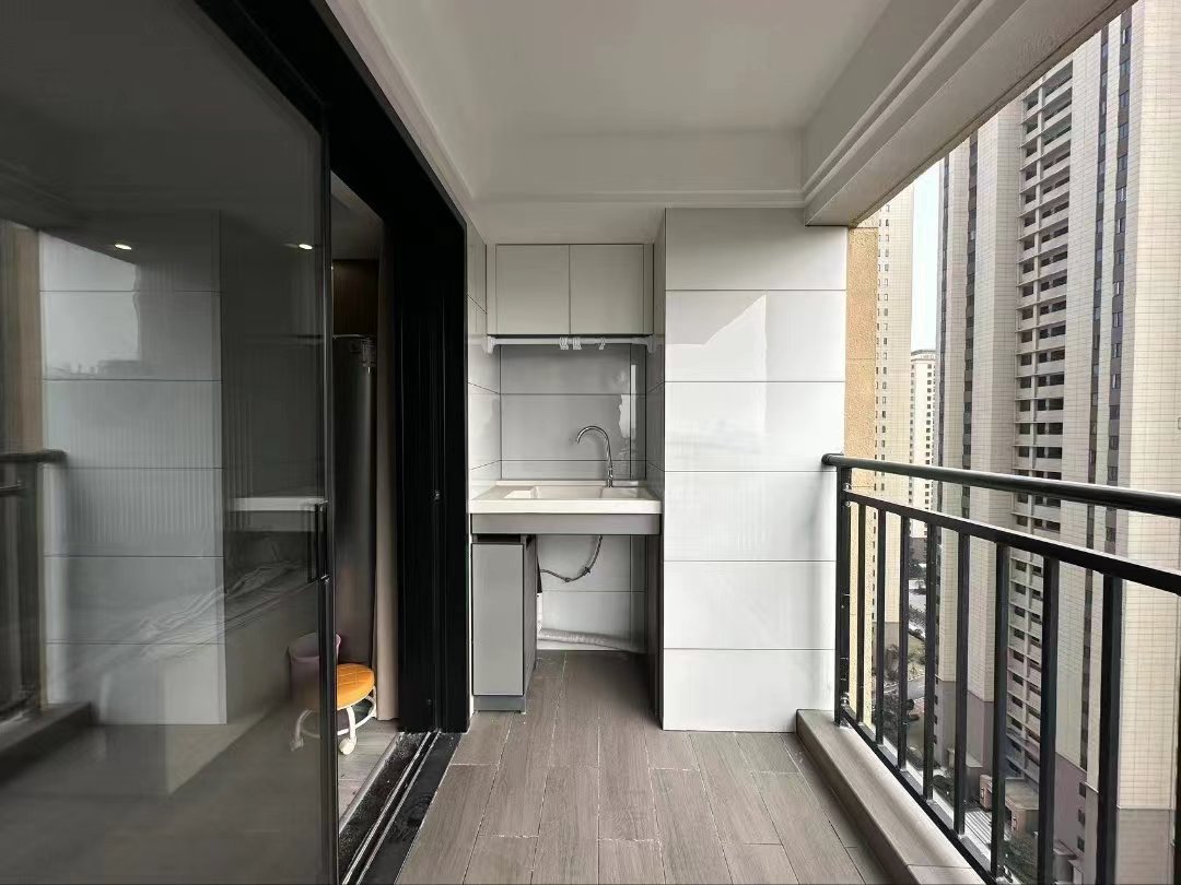 碧桂园.精装三房两厅两卫.买房送车位.证件满二.看房方便