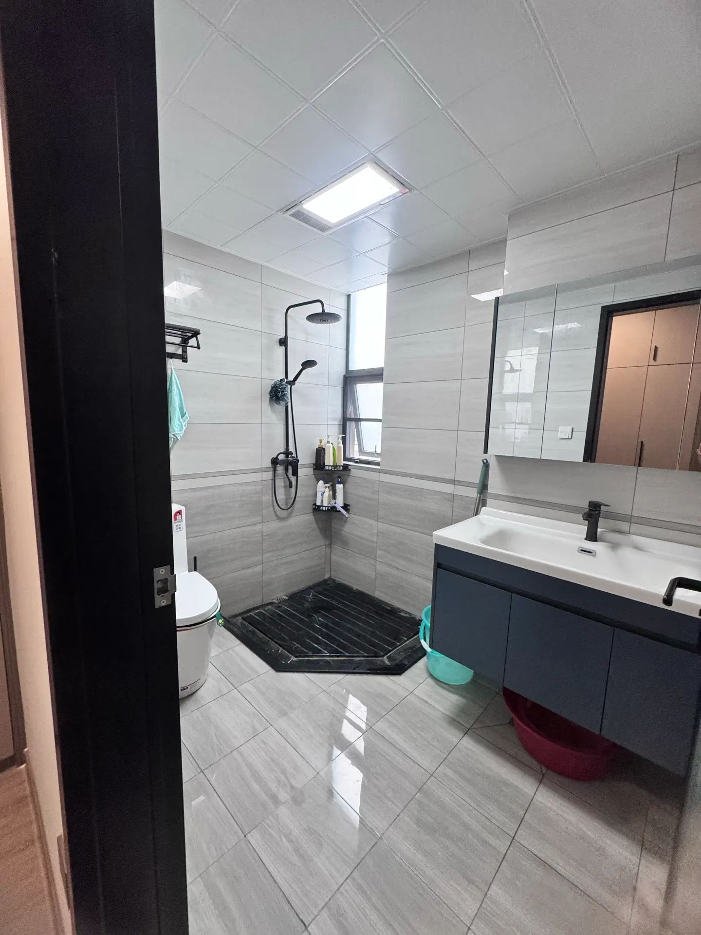 降价了，亏本出售，城南，元泰未来城C区，9.9成新，边户，精装三房两卫，诚心出售