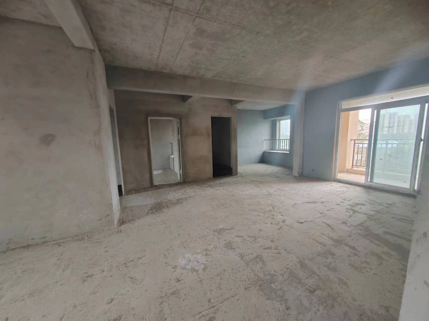 南国明珠.毛坯边户三房.南北通透.证件满二.还送车位哟.看房方便