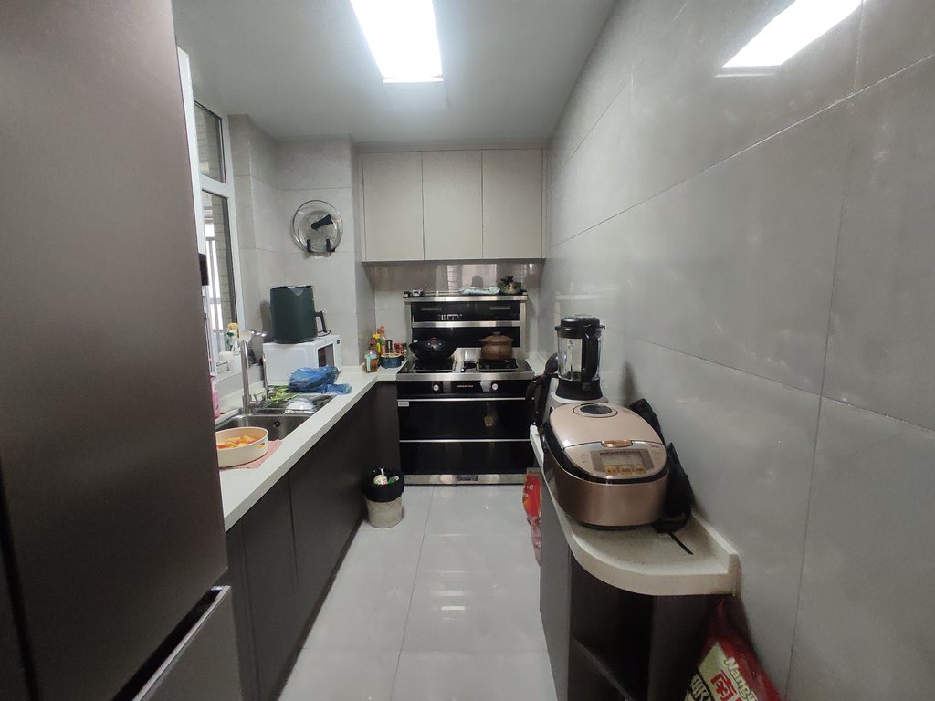 沔阳公馆.全屋中央空调全屋暖气片.房子9点9成新.房子是三房改成了两房.