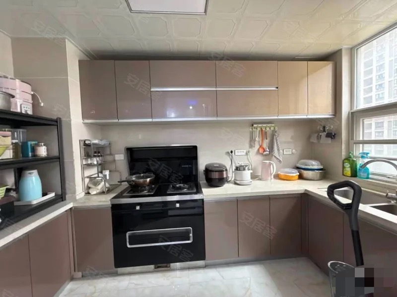 捡漏，急卖，城南元泰，边户，三中门口，电梯精装3房2卫，证满二