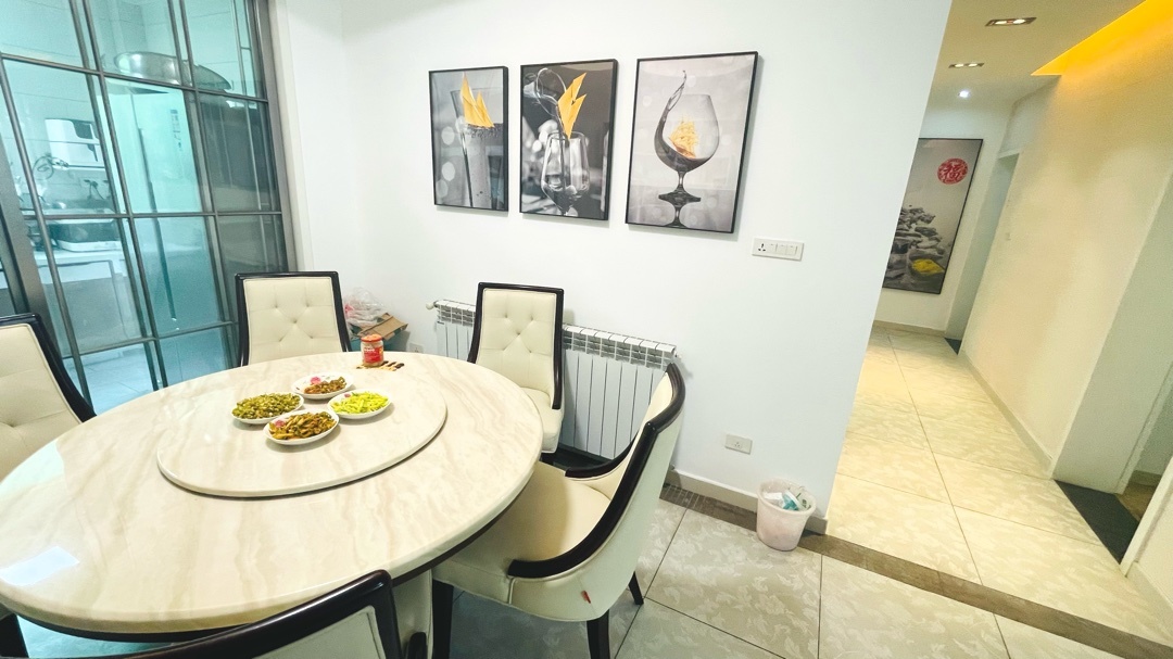 仙桃一中旁，大边户，全屋暖气片，品牌家具家电，带一个车库，好停车，