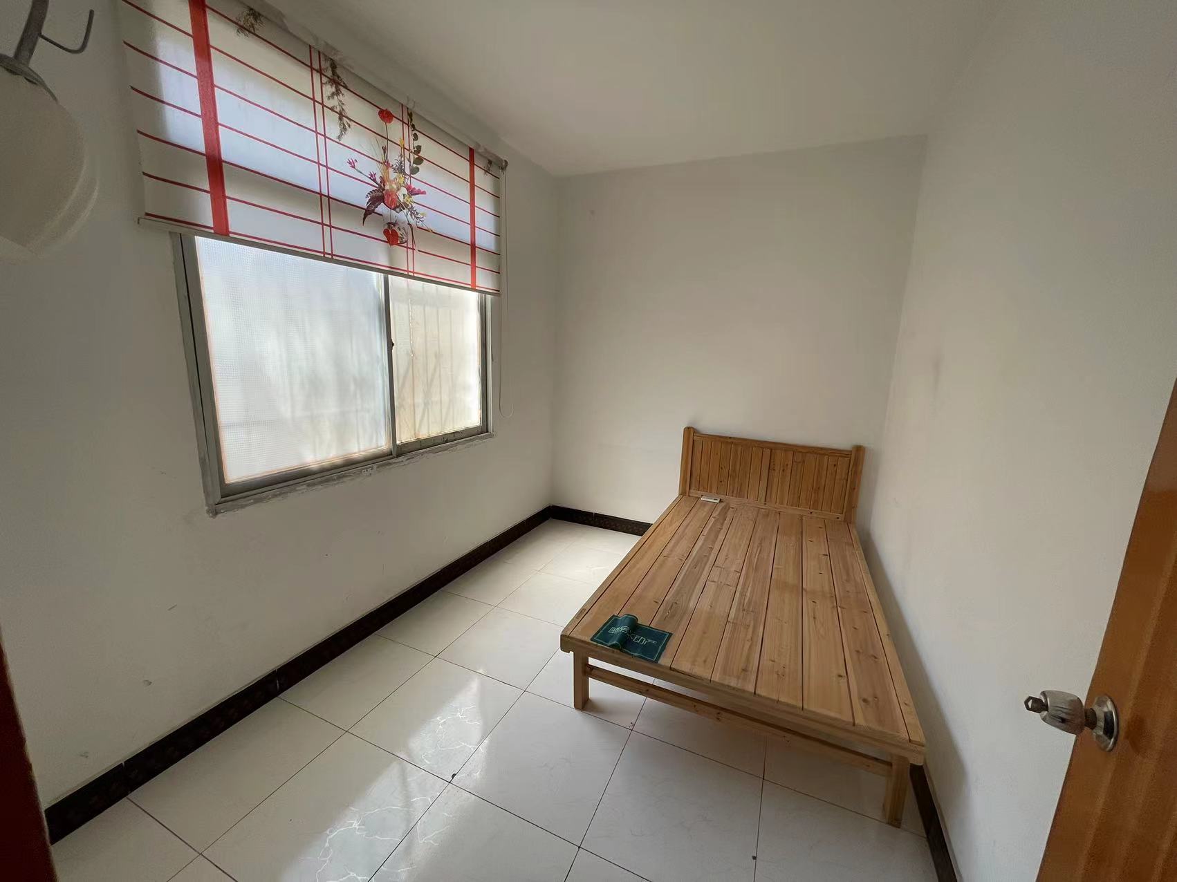 沔中隔壁，汉江学生公寓，精品两房，楼下有架空层，相当于二楼，满二