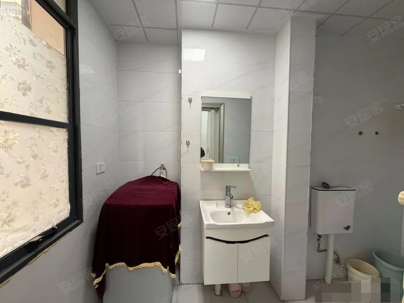 391，环球广场对面，步梯好楼层三楼，老证，三开间朝南，精装四房大院子好停车