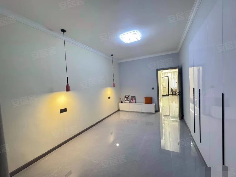 降价了，商城附近，步梯好楼层​，三楼，全新精装三房二卫，出门就是江滩公园，证满二年