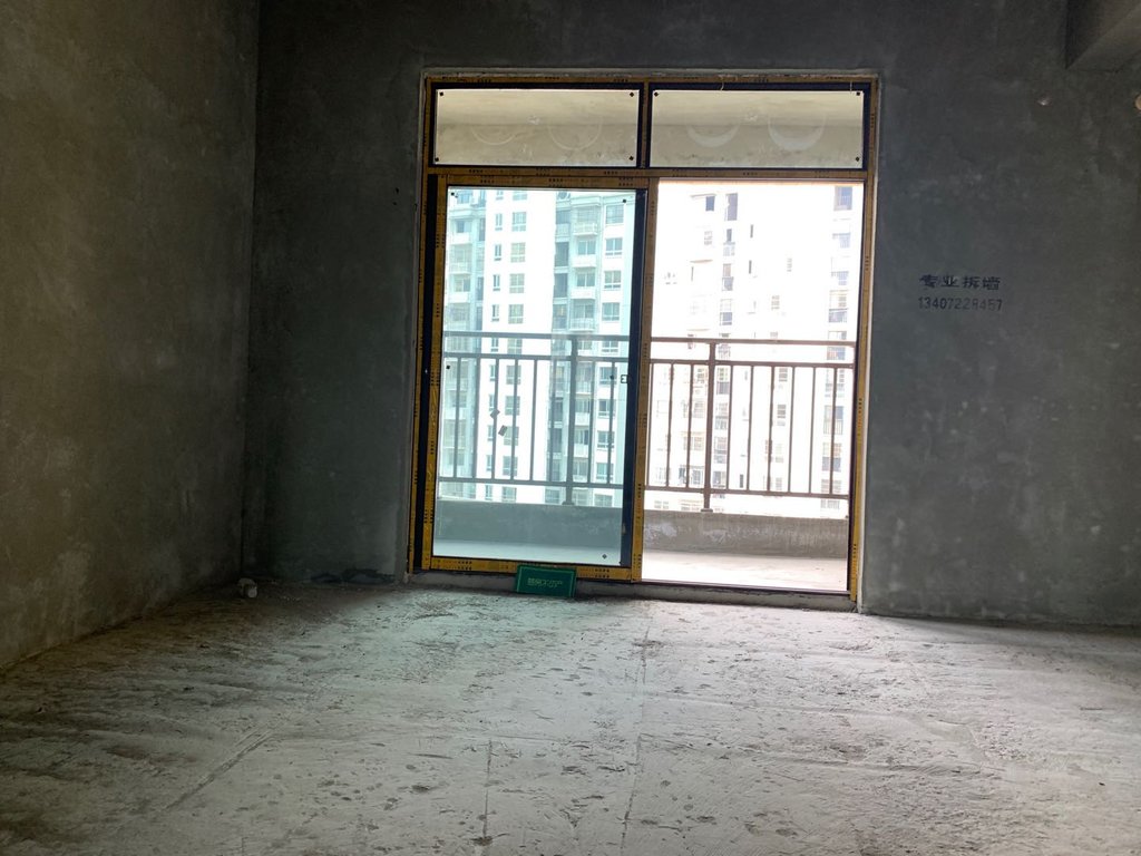 领秀城，毛坯大三 房，好楼层，看房方便！