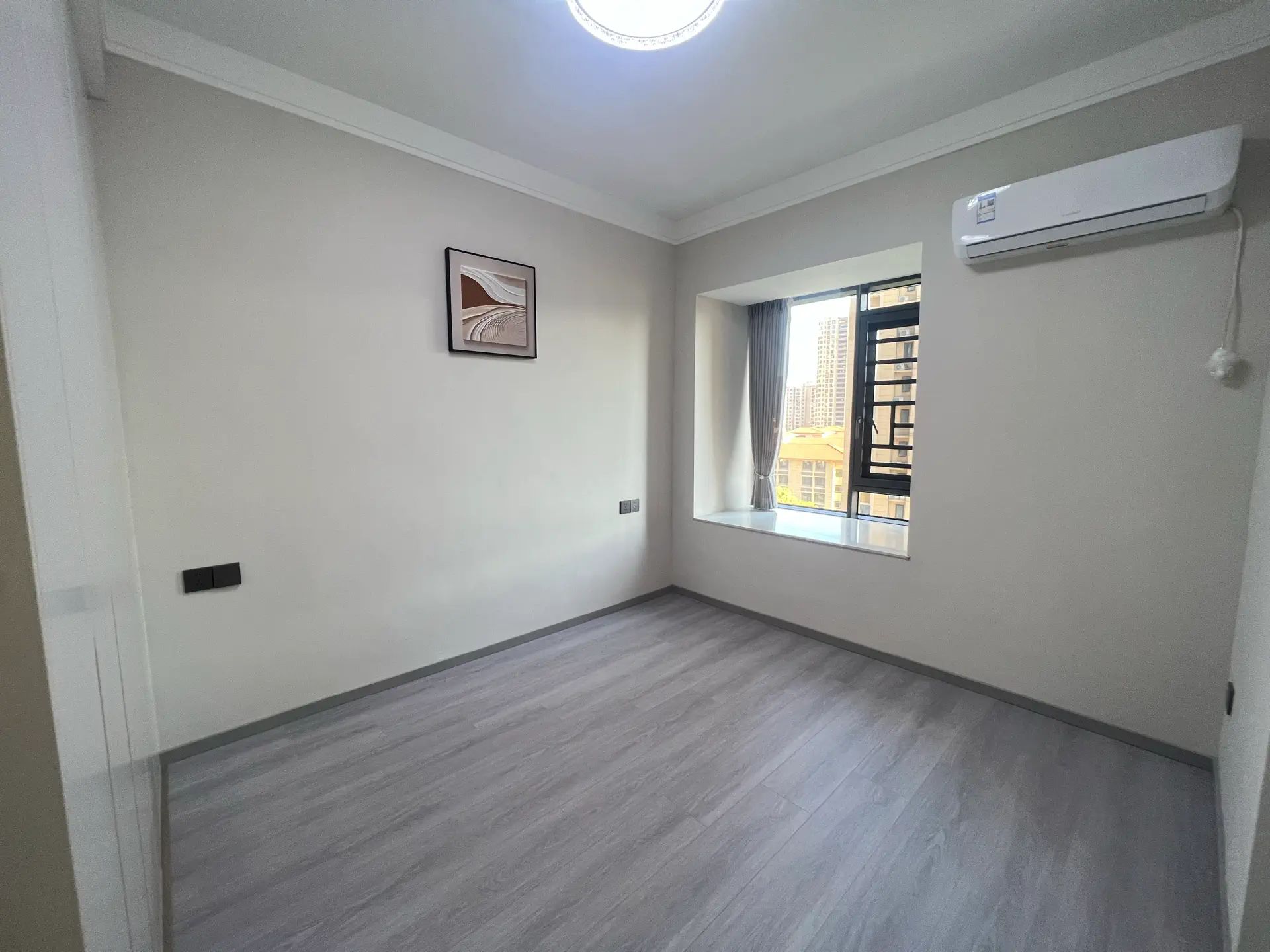 二中‮小二‬对面，森林国际，新全‬装修‮房三‬两卫，​电梯9楼，证满二，拎包‬入住