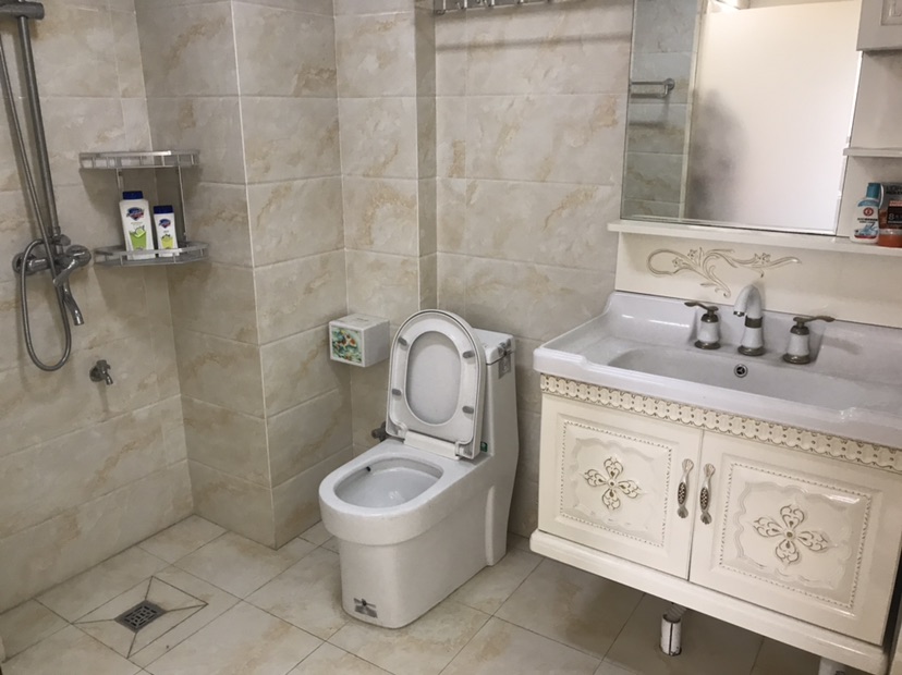 新城壹号4期四室两厅两卫两阳台 装修房子保养的好光线好上学方便