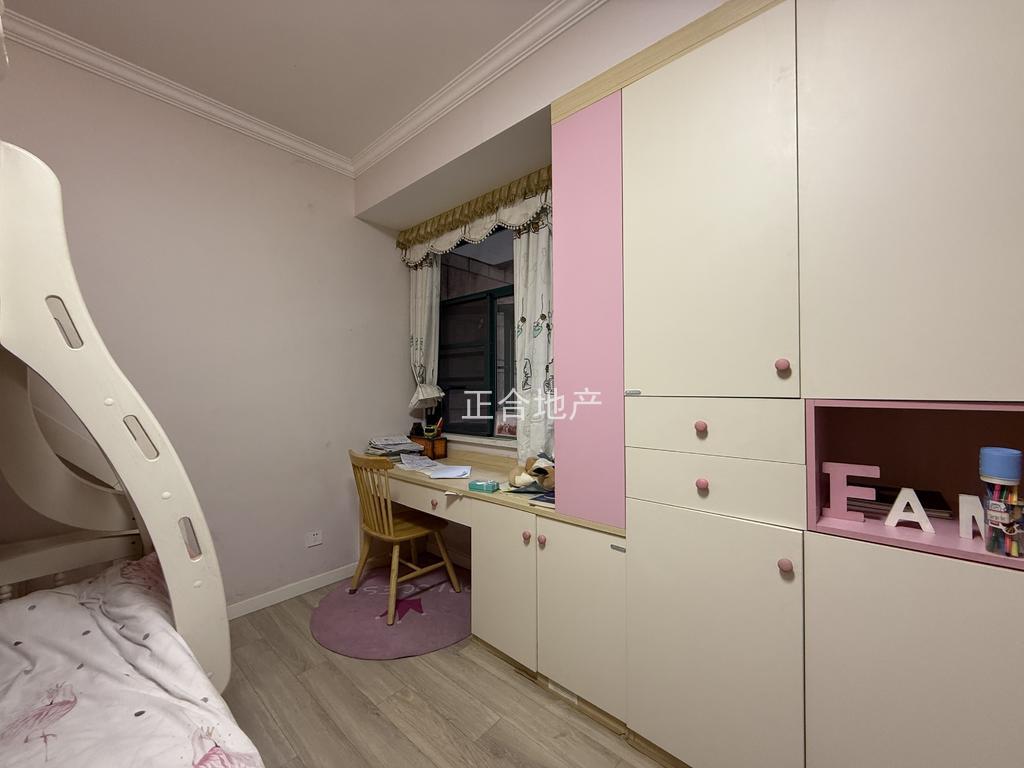 诚心出售，新城一号5期，洋房，精装三房，成色新，南北通透，户型好，证满二