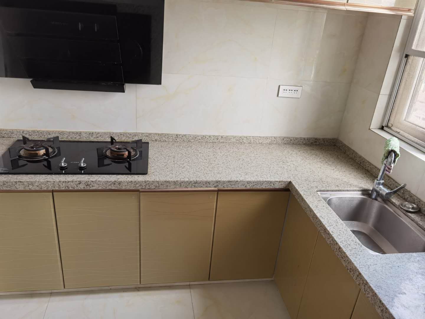 黄荆社区电梯精装三房小区停车位足地段好 即住