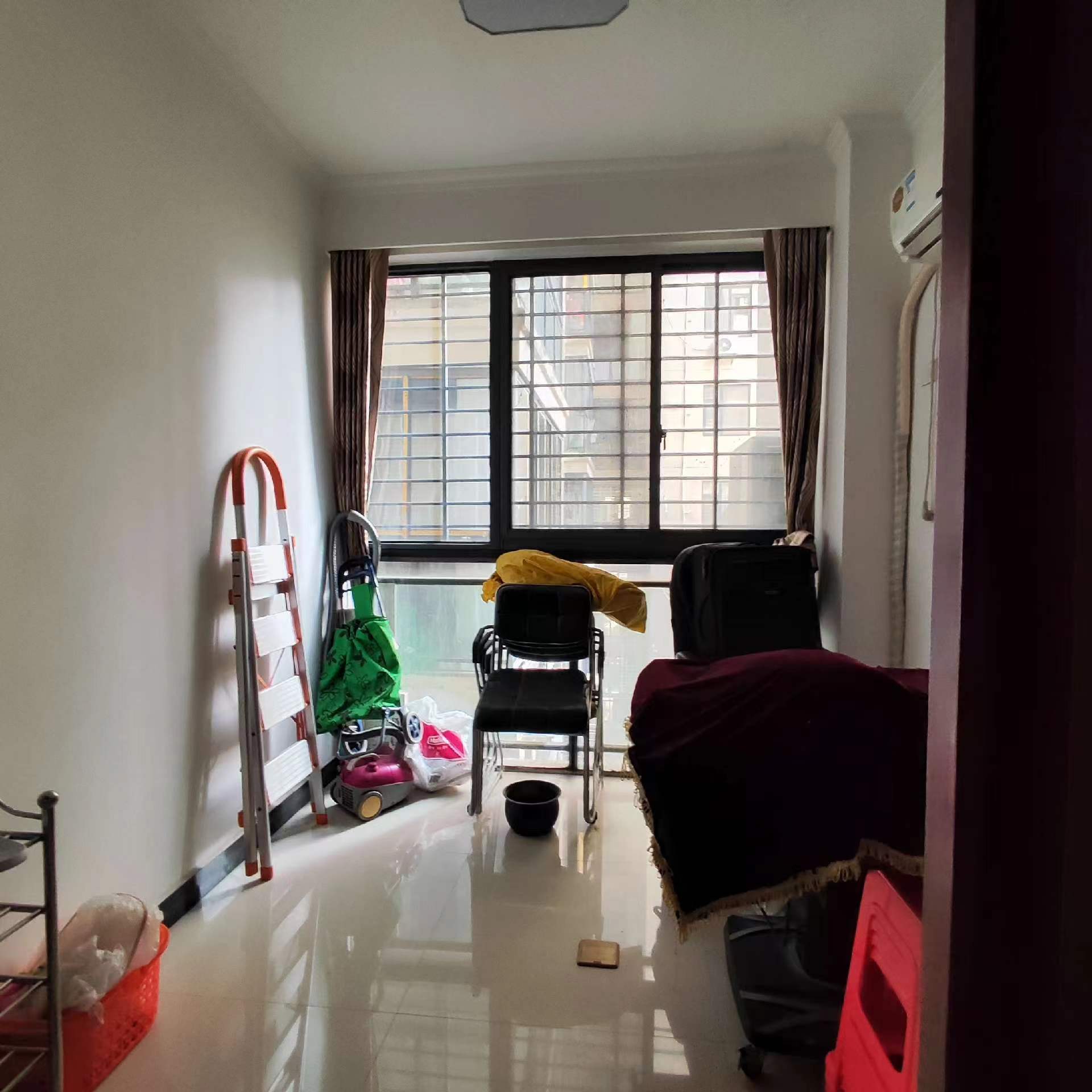 中央华府.精装四房.房子成色新.下楼就是學笑.看房方便