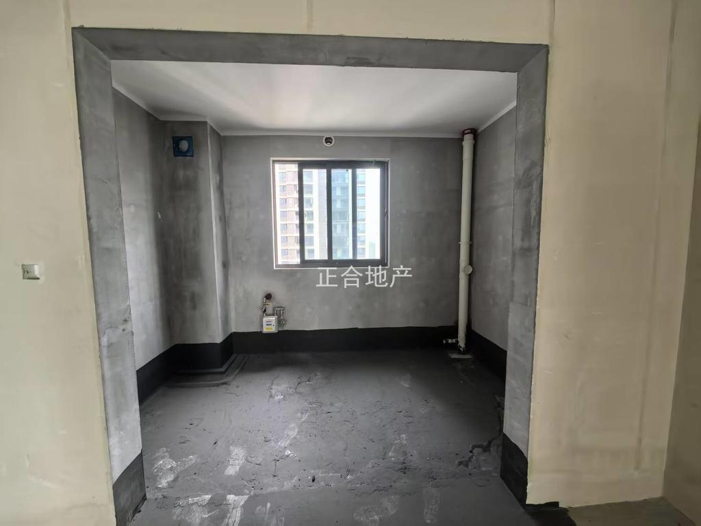 吾悦华府，4房2卫现房，中间好楼层东边户21楼，带车位，房东靠谱急卖，承担一半过户费，