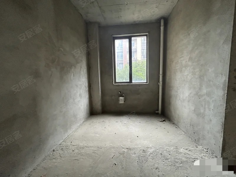 152，房东亏本诚心急售，绿地香格里拉，花园复式单价3800，快来捡漏174平，户型方正