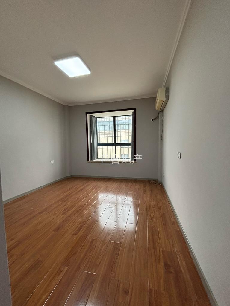 捡漏，城南，一品苑，精装三房两卫，单嫁才4300，好楼层，证满二