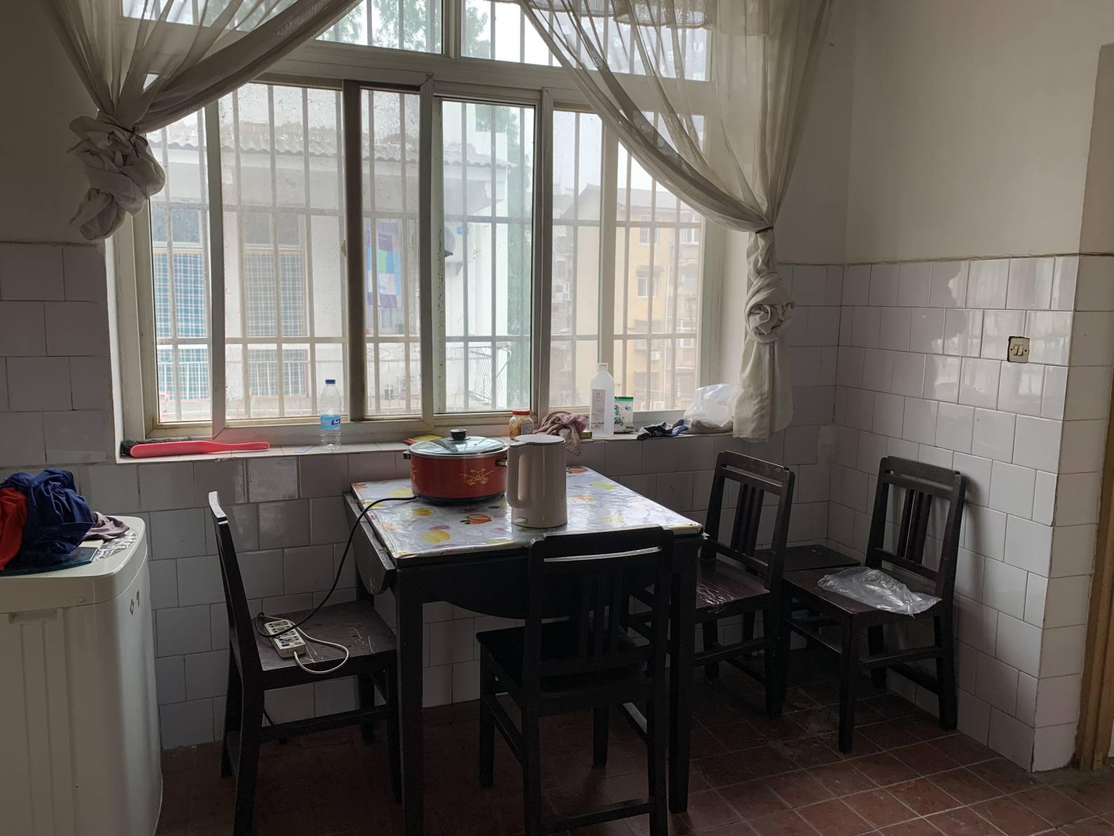 龙华山酒店东边20米处，五交化宿舍，70平，老证