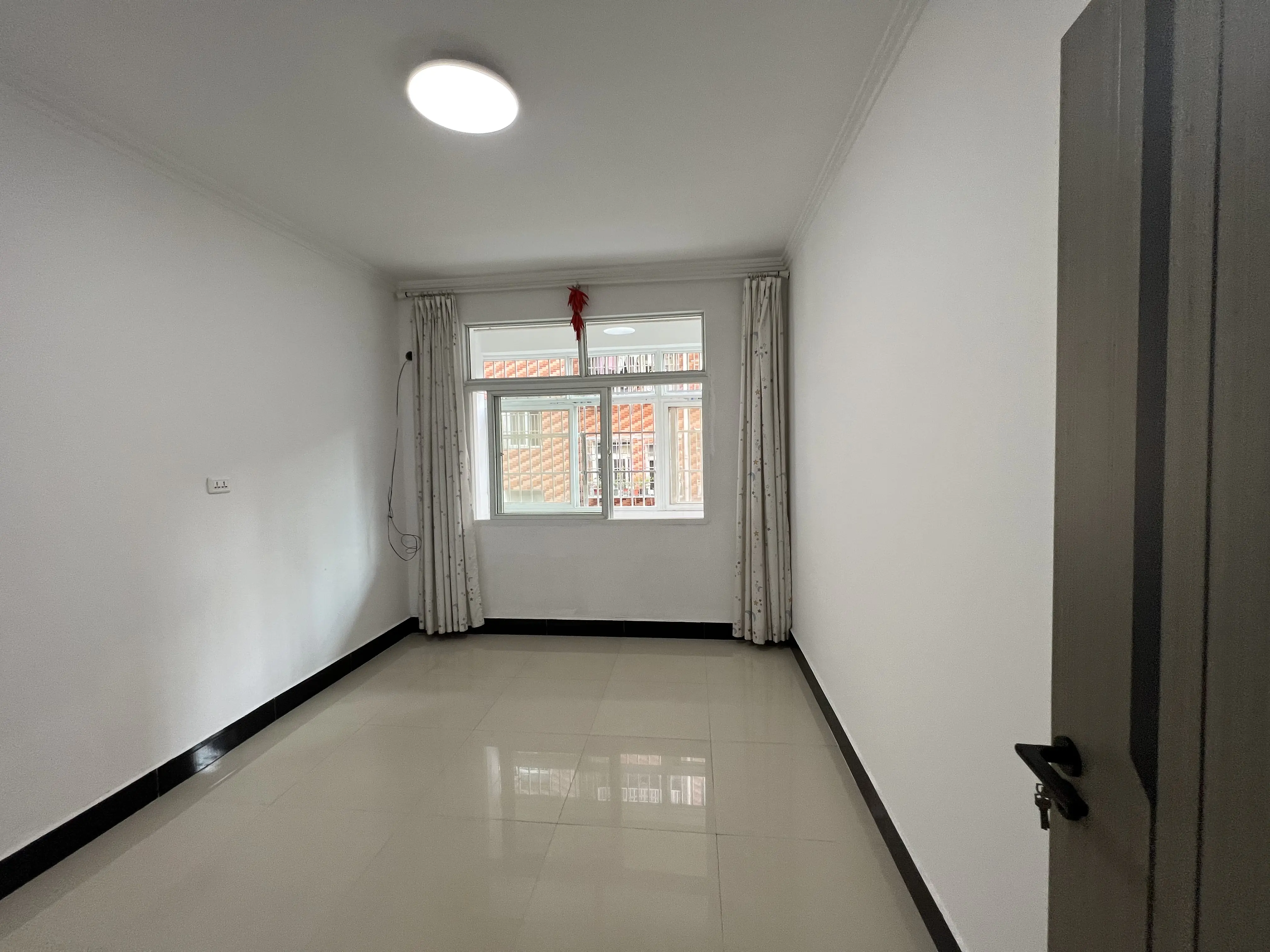 鸿晧苑小区2室2厅已装修房屋保养不错外观成色很新，优价出售！