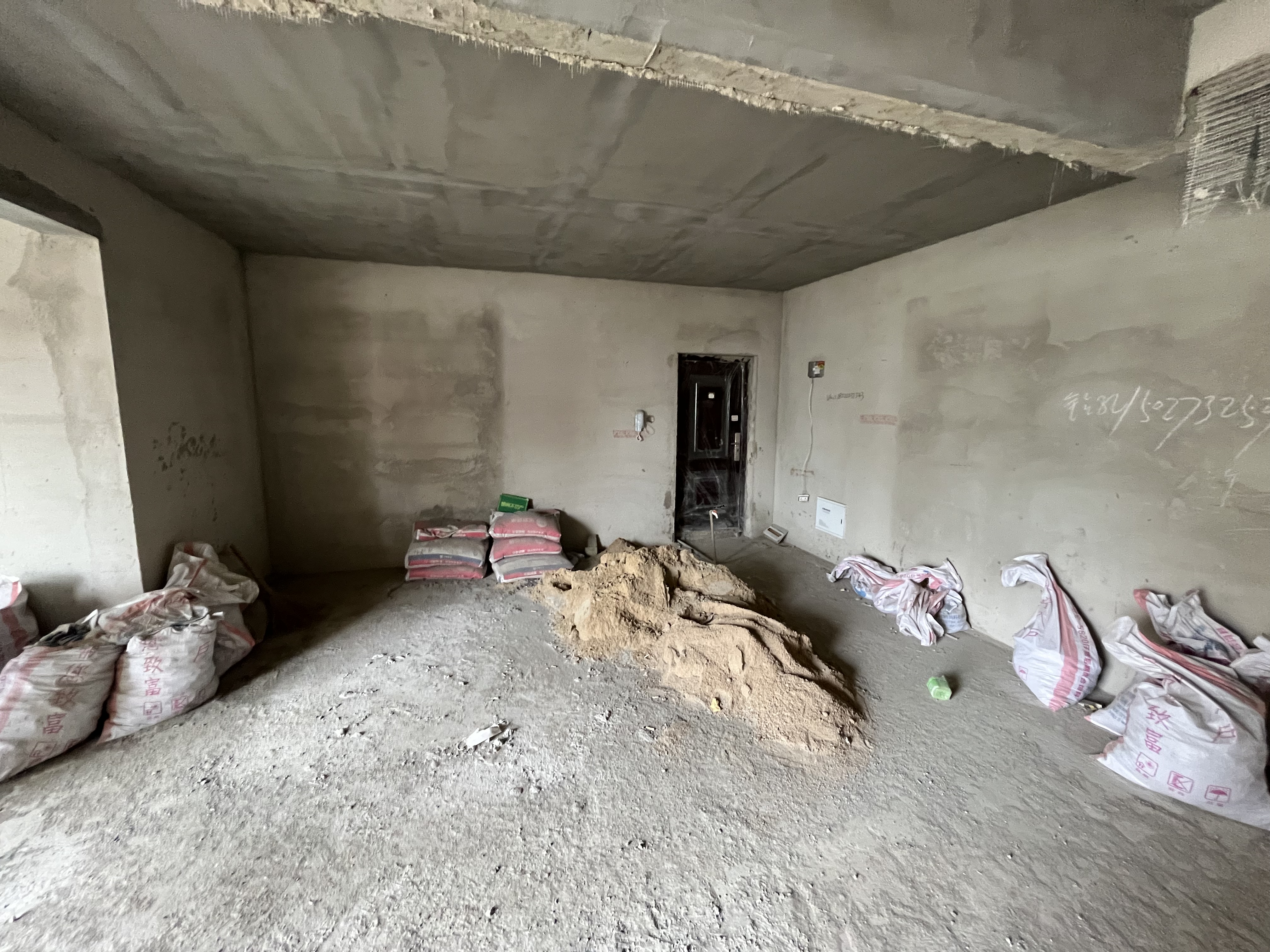 新城花园刘口菜场旁毛坯大三房南北通透中间楼层