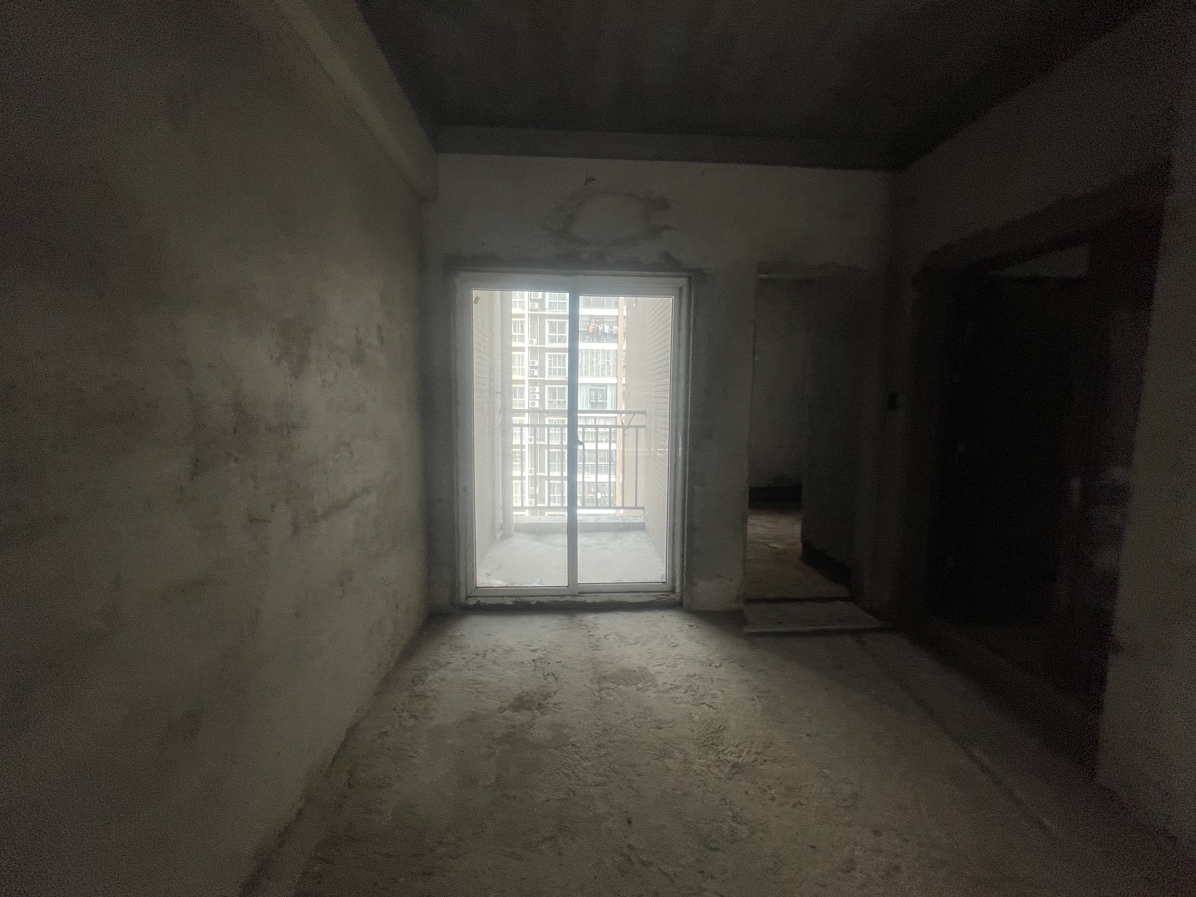 香岸华府，2梯2户电梯房，小区闹中取静，毛坯单价4500，看房方便