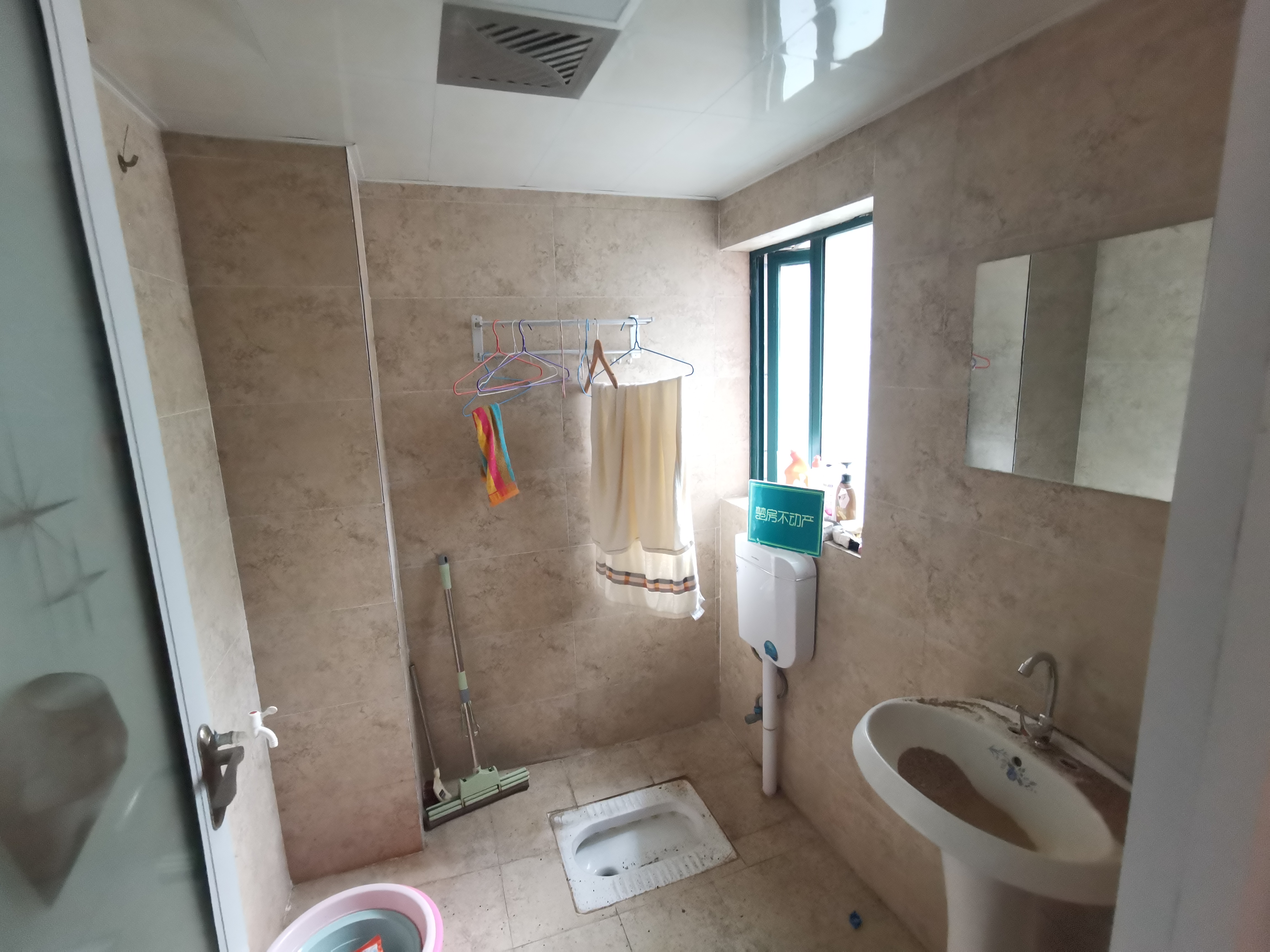 新街小区里面门面房，146平单价5000不到，不动产证在手