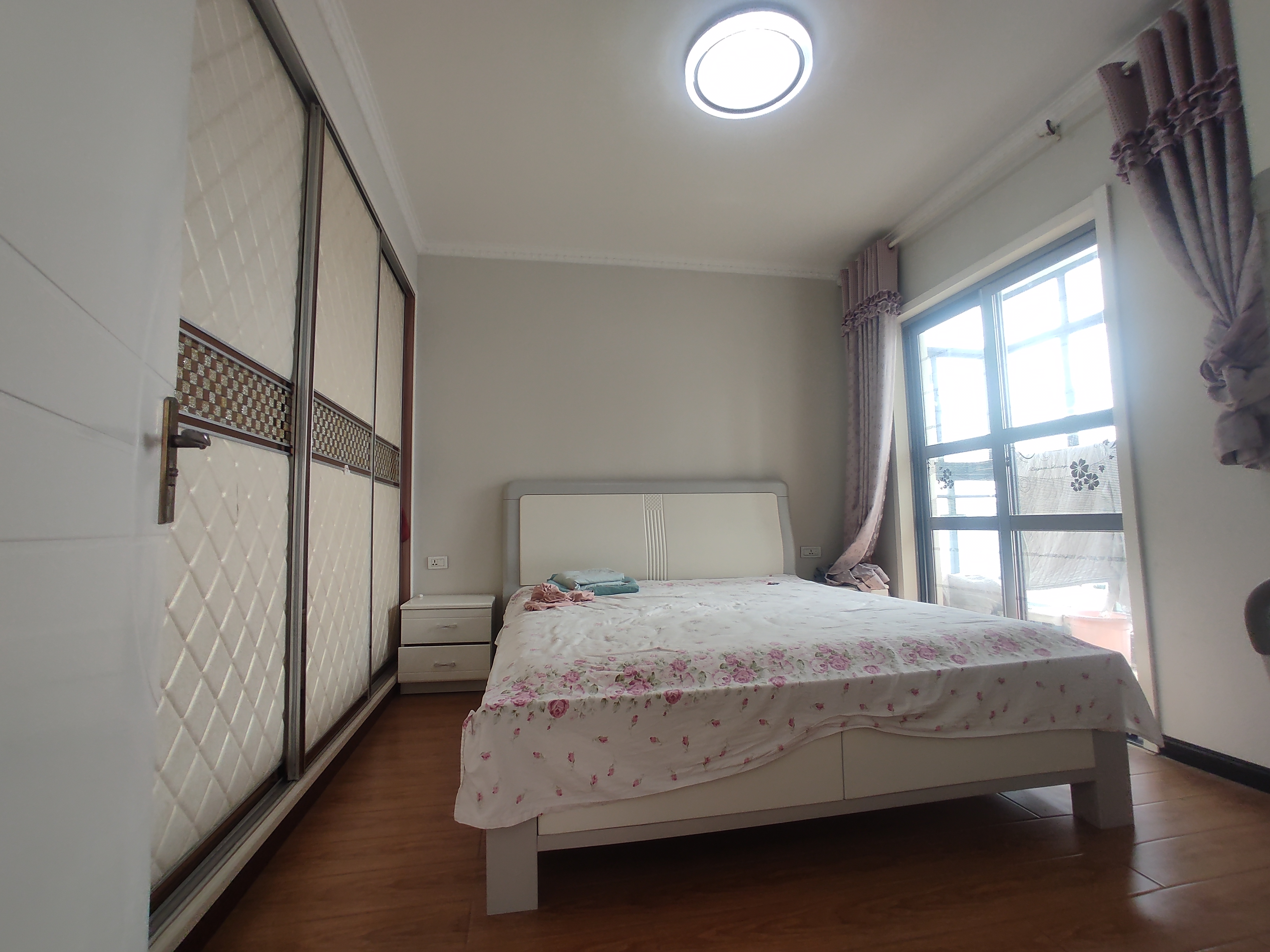 福星城.精装三房.房子这两年重新装修了的.证件满五.看房方便