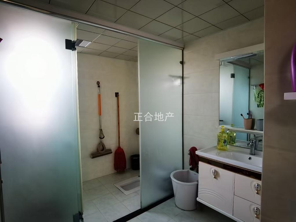 四中旁，精装三房两卫，电梯小高层，单价4千多，业主急售，