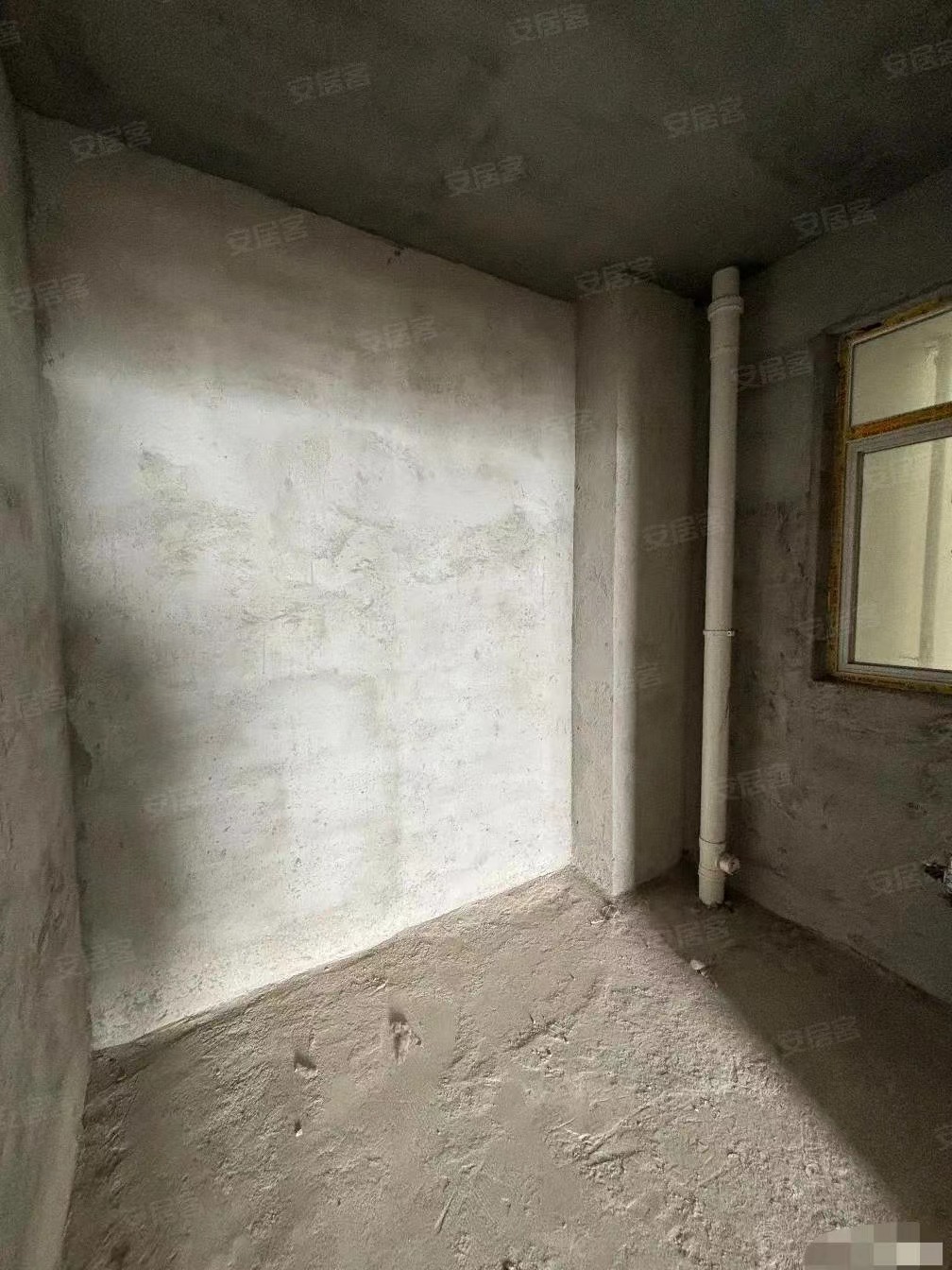 房东亏本出，南城郡，捡漏房，单价4500，好楼层，小区环境好