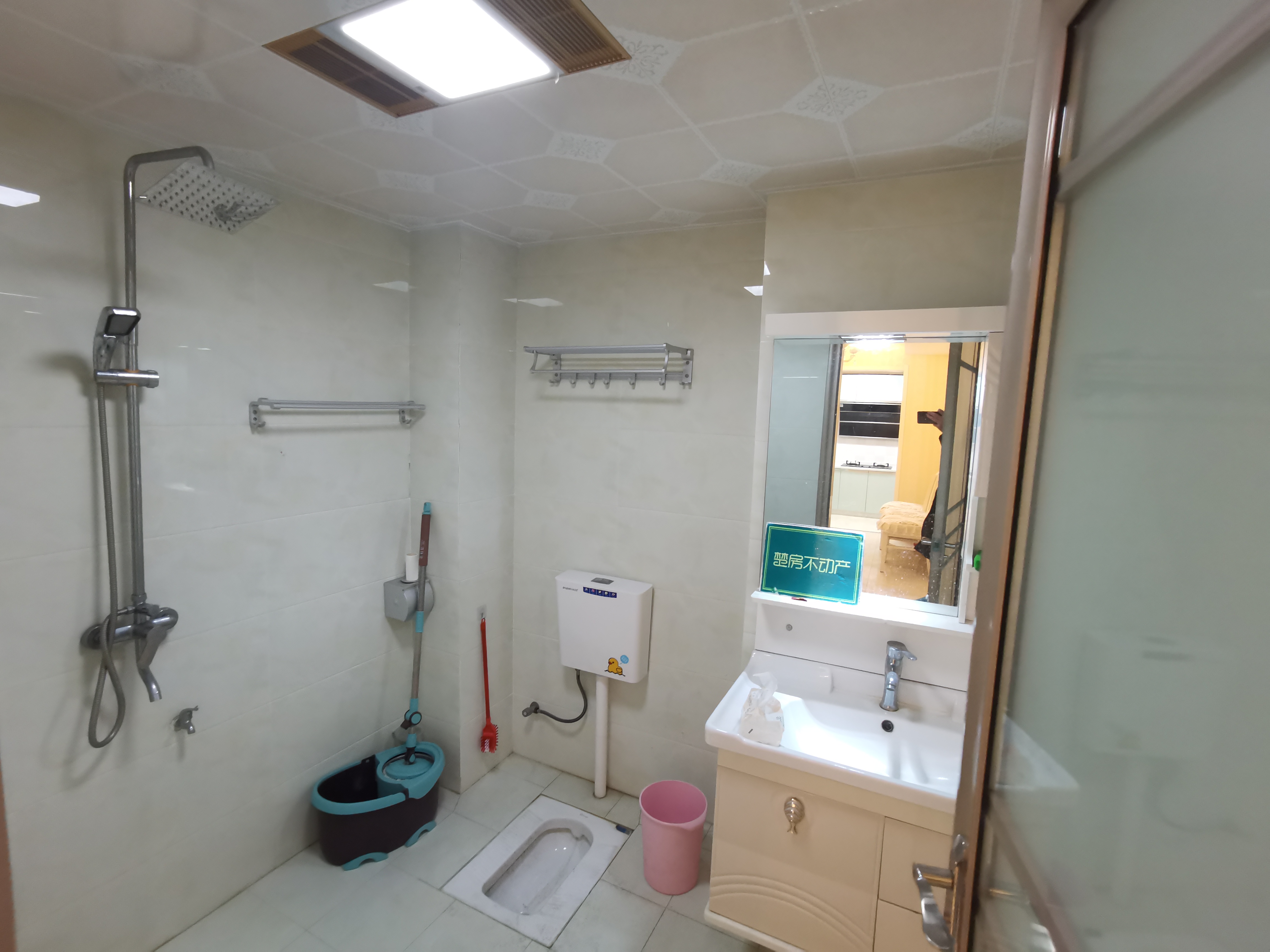 沃尔玛楼上精装大2房家具家电齐全年租1800一个月