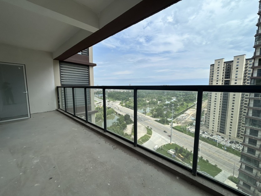 南城新区，沔阳公园旁，蓝天白云毛坯四房，两梯三户，性价比高