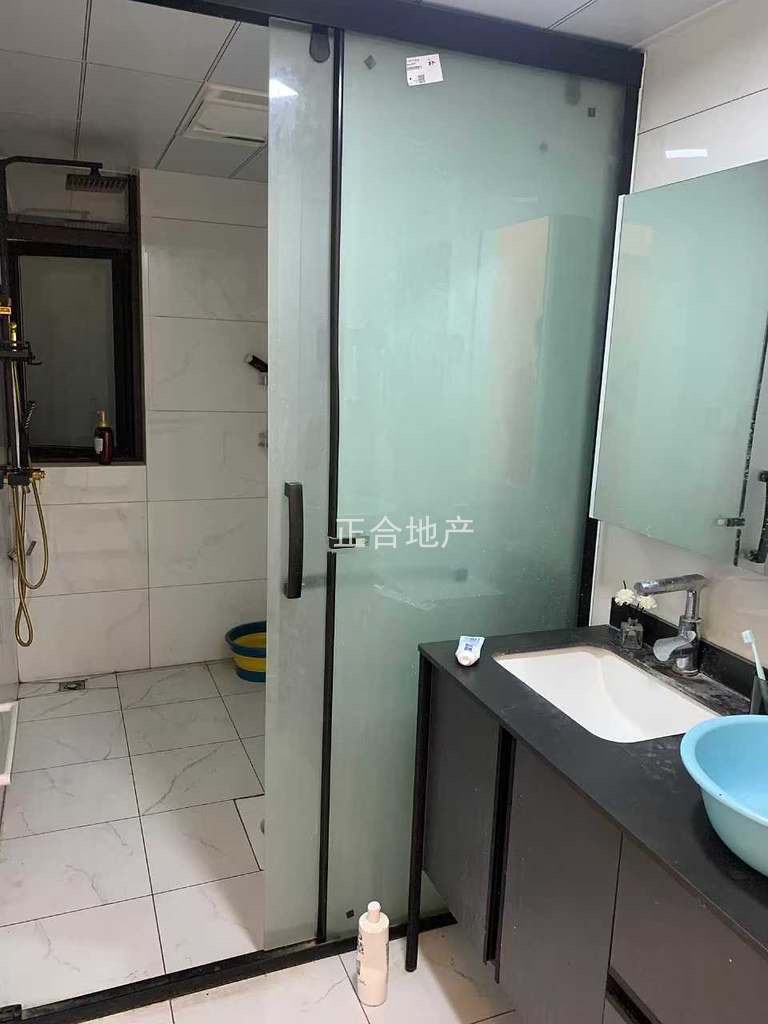 房东亏本急卖，沔街边上，御湖世家，精装三房，​电梯10楼，精装5400，9成新