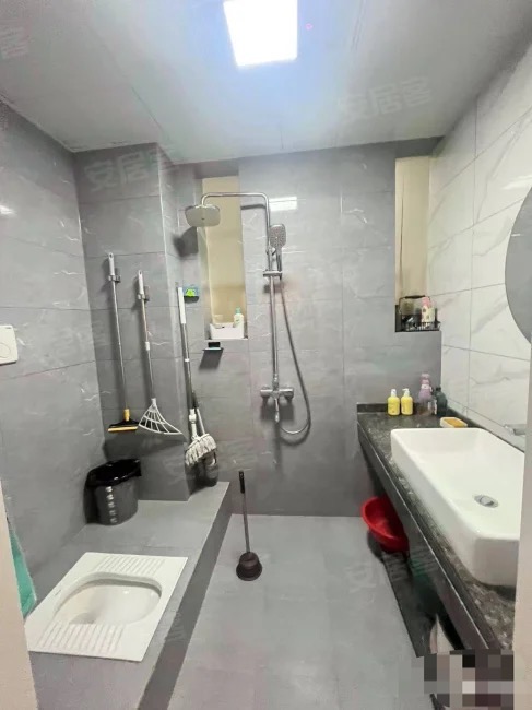 235，德政园，全屋暖气片，步梯天花板，全屋品牌家电家私，有院子停车，老证