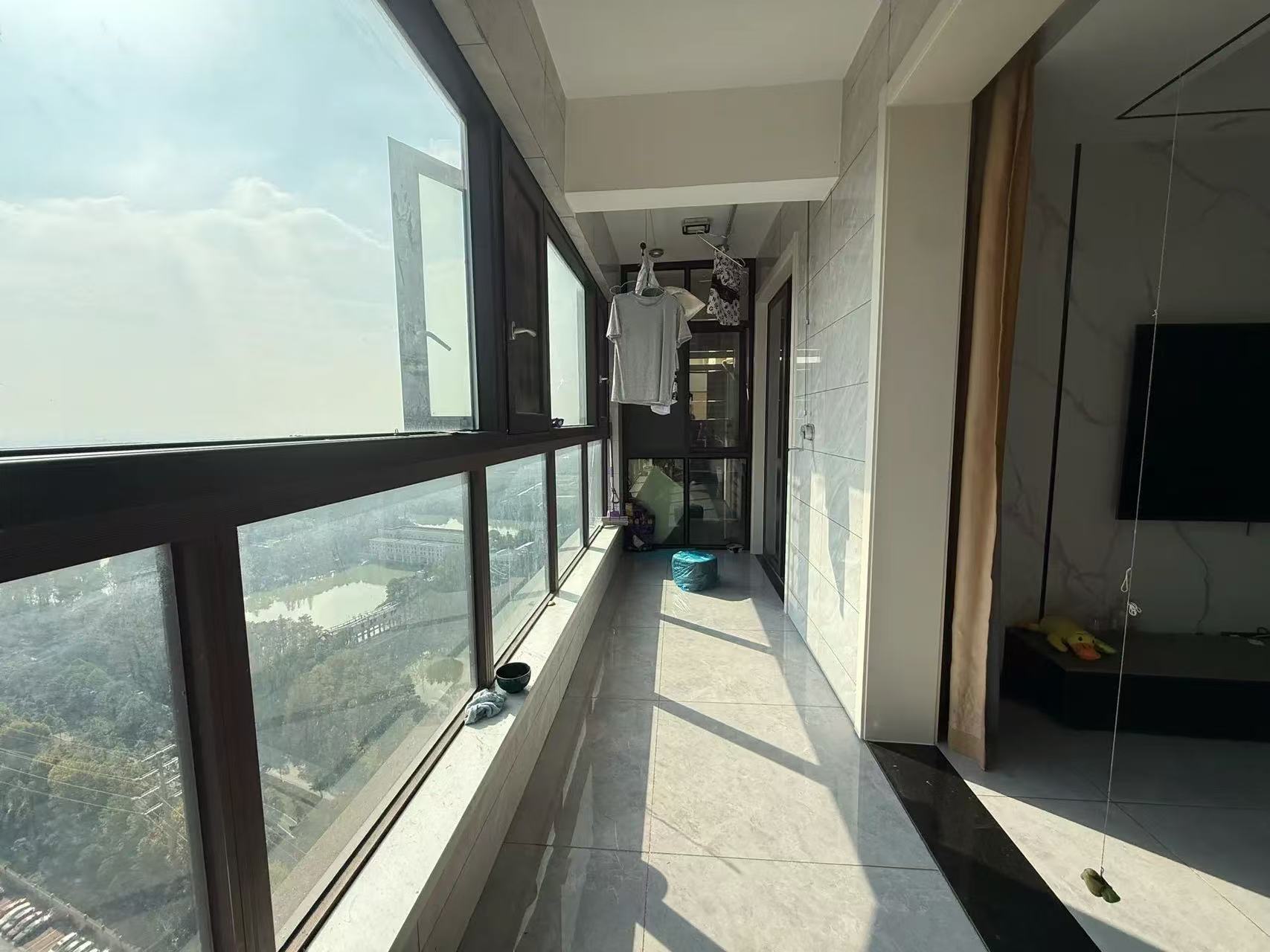 急售，城西，绿地香格里拉，电梯精装三房两卫，证满二，单价3800，