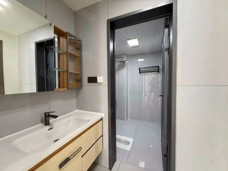 城南，福星城，电梯好楼层16楼，全新精装三房二卫，证满二