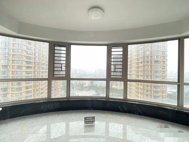 急售，御台公馆，大平层，精装大四房，拎包入住，诚心出售