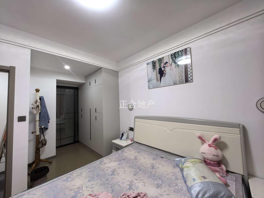 亏本出，业主急售，森林国际北苑，一楼带院子，精装三房，大阳台全屋地暖，证满二，