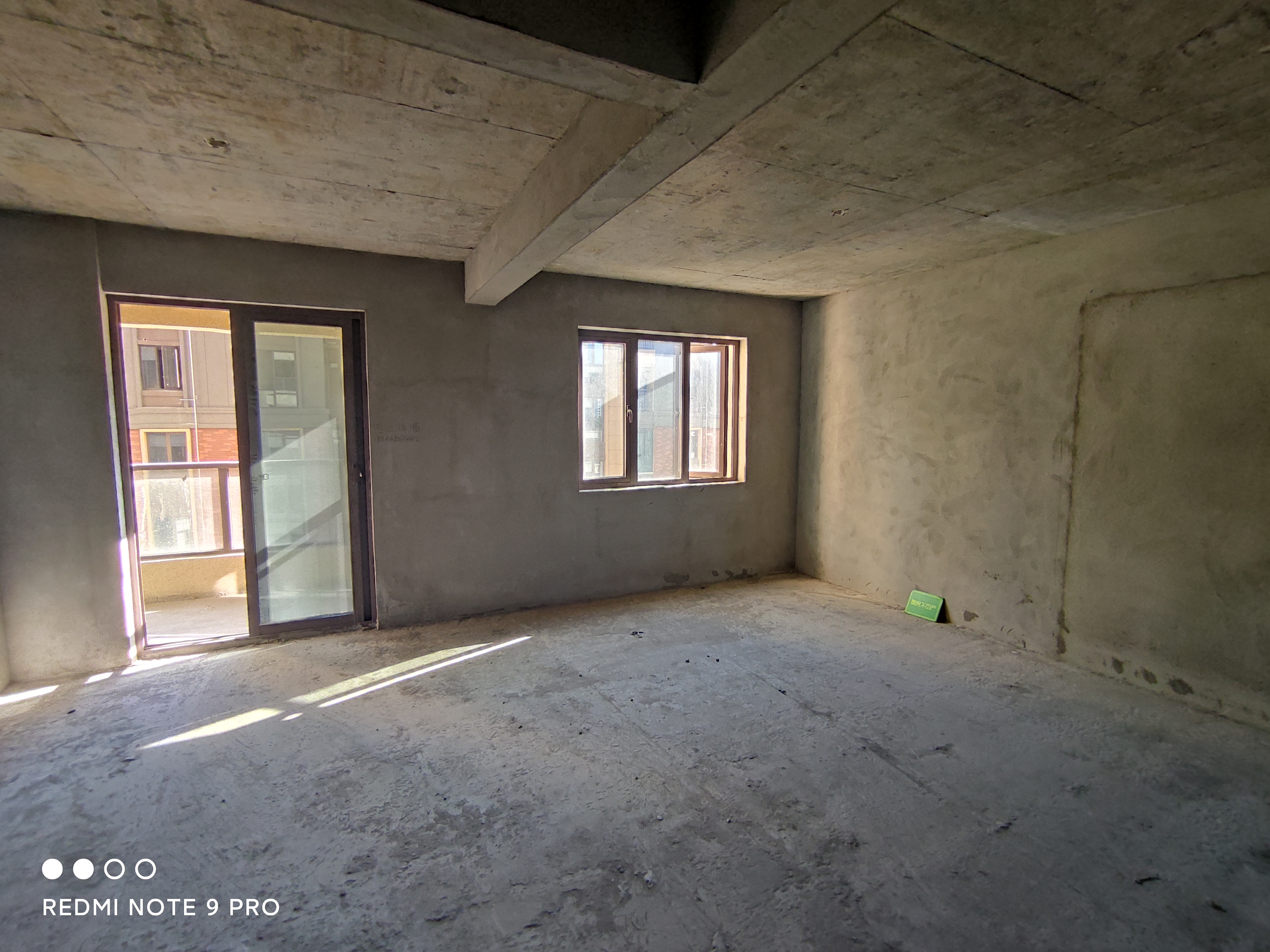 绿地香格里拉电梯好楼层毛坯三房两卫环境优美价格便宜急售