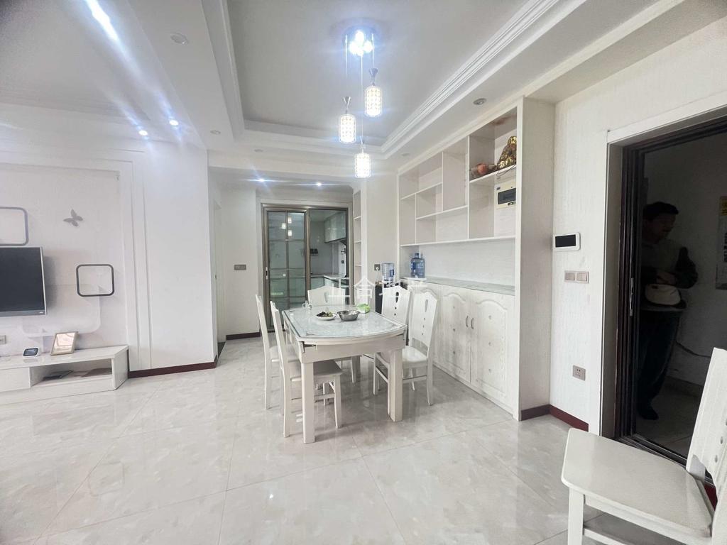 城南，南国明珠，电梯好楼层8楼，精装3房2厅2卫，满二，看中可谈，南北通透