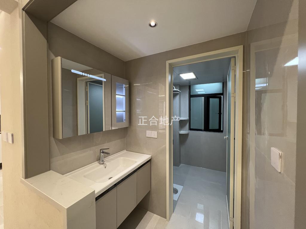 城南。御湖世家。好楼层电梯12楼。全新精装三房二卫，证满二，送车位