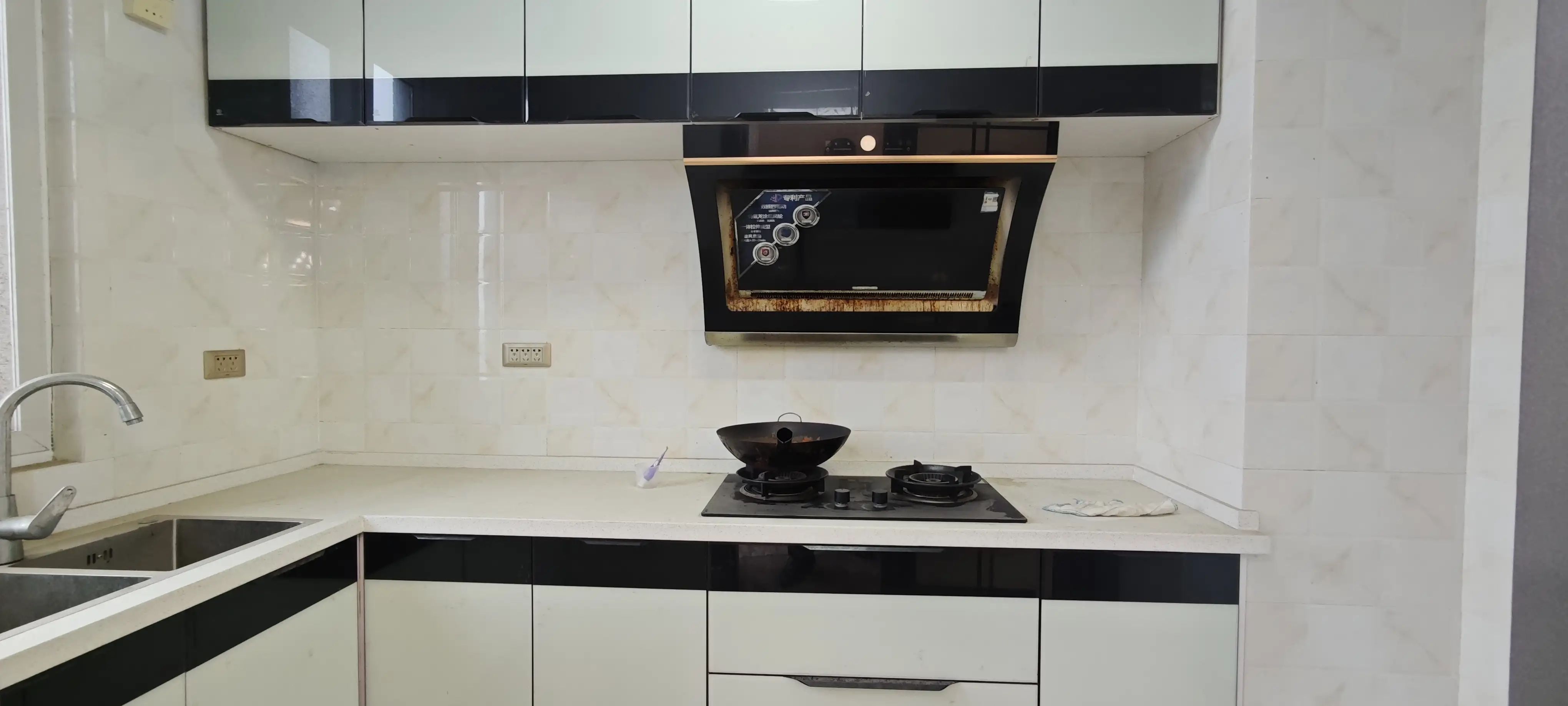 一中对面，和合国际，边户，单价4900，电梯好楼层，精装三房，南北通透